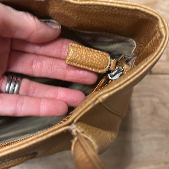 Vintage Tod’s Camel Leather Shoulder Bag – Perfect Fall Neutral - Picture 9 of 14